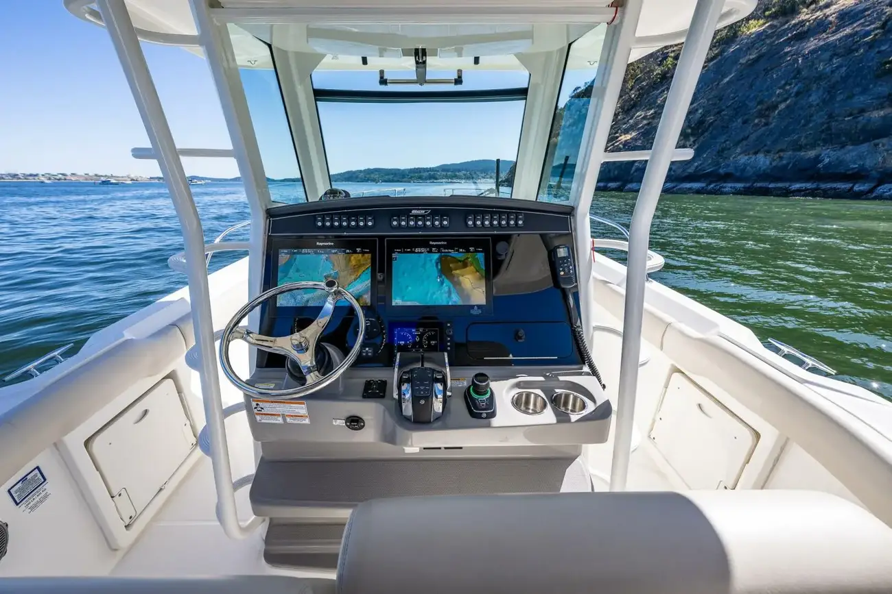 Thumbnail von Boston Whaler 330 Outrage