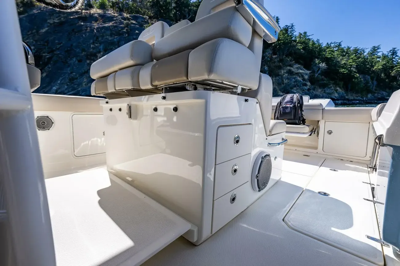 Thumbnail von Boston Whaler 330 Outrage