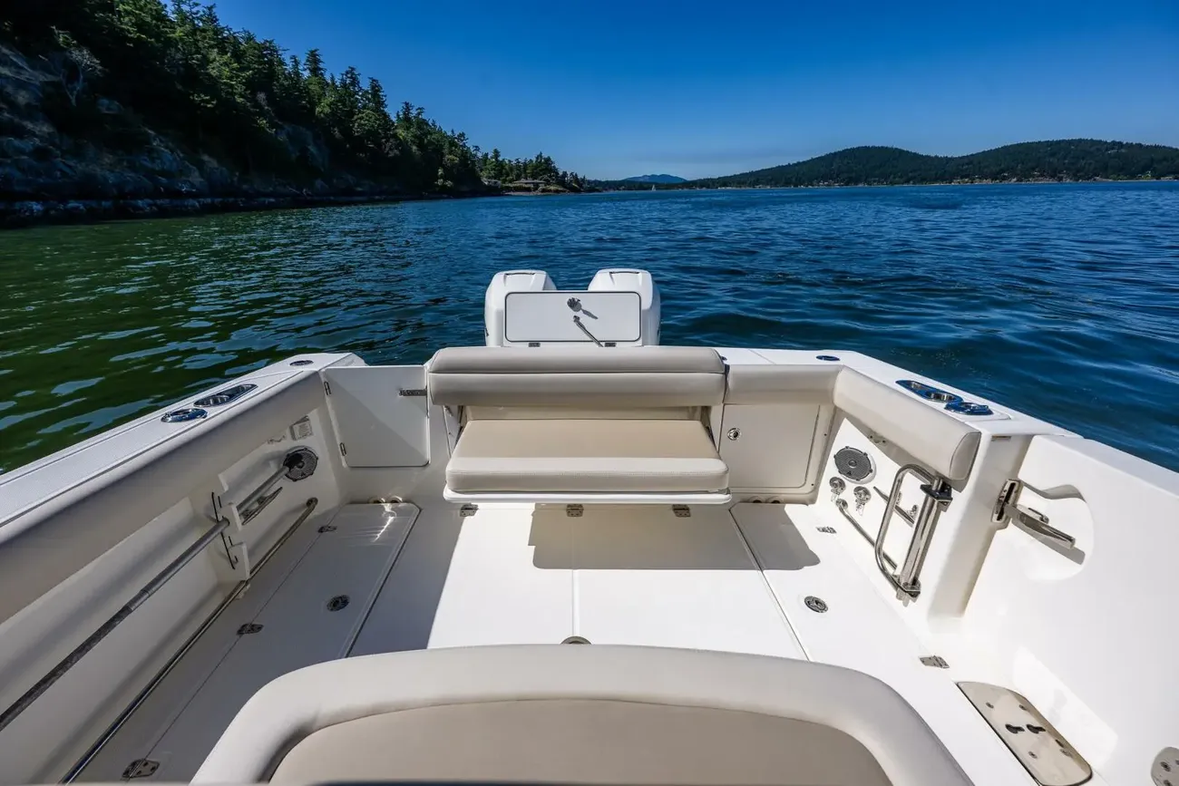 Thumbnail von Boston Whaler 330 Outrage