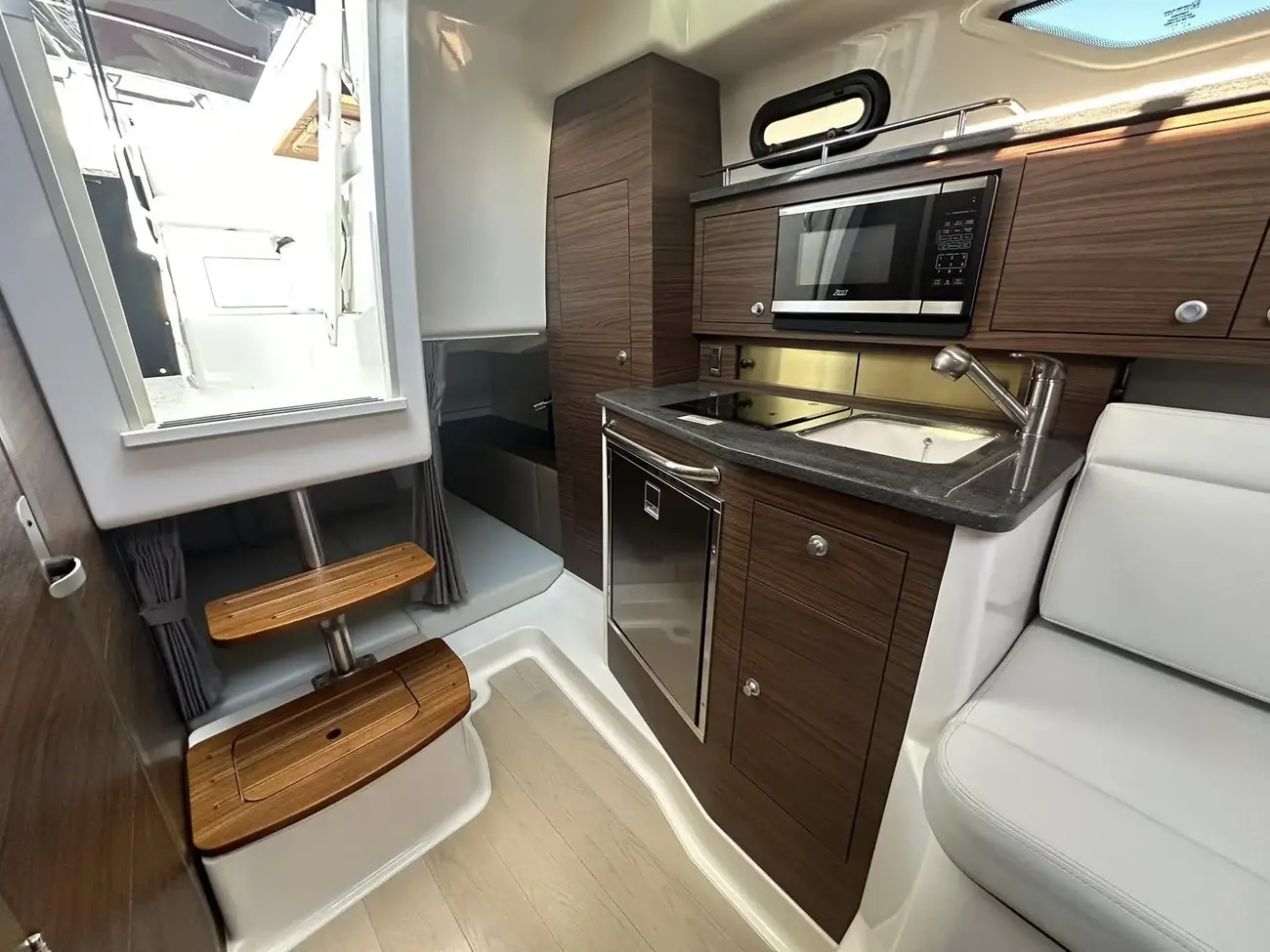 Thumbnail von Boston Whaler 325 Conquest