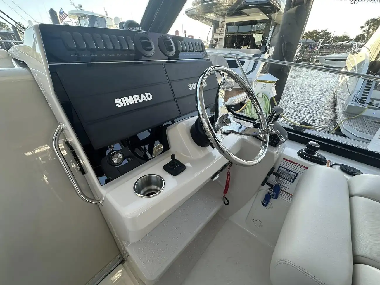 Thumbnail von Boston Whaler 325 Conquest