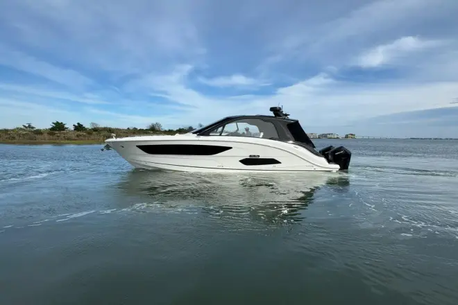 Sea Ray 370 Sundancer con motor fuera de borda