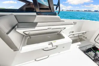 Thumbnail von Boston Whaler 330 Vantage