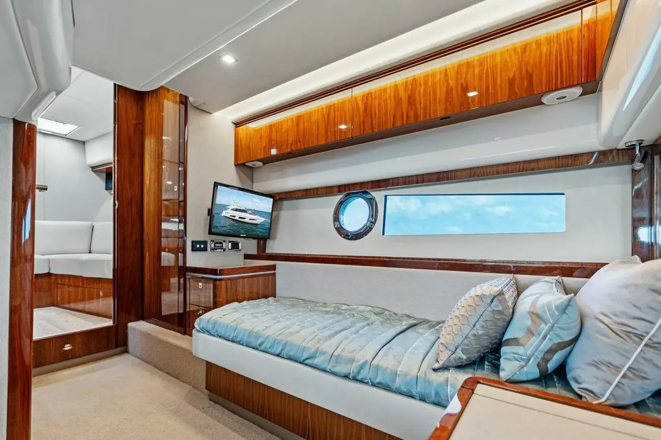 Thumbnail von Riviera 48 Aesculapian