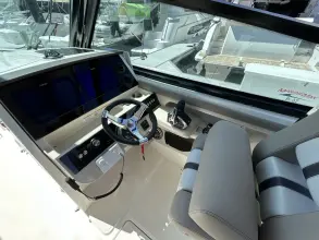 Thumbnail von Boston Whaler 330 Vantage