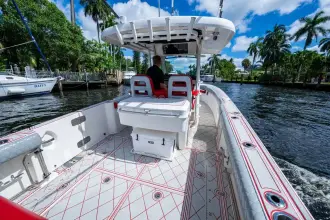 Thumbnail von Boston Whaler Outrage 330