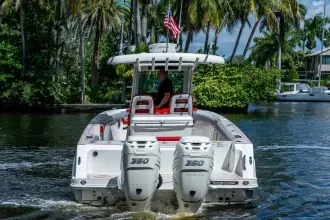 Thumbnail von Boston Whaler Outrage 330