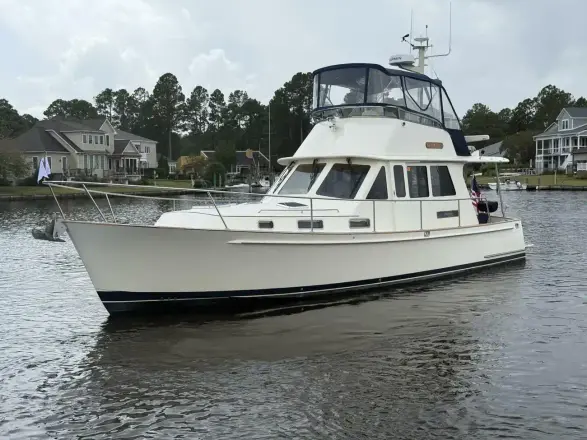 Legacy 42 Extended Hardtop Flybridge  STARLITE