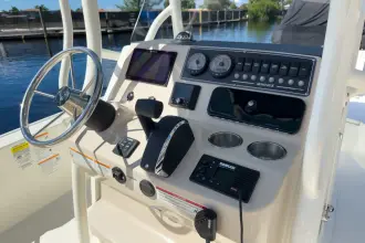 Thumbnail von Boston Whaler 210 Montauk