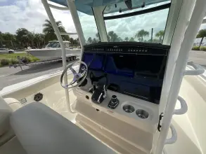 Thumbnail von Boston Whaler 330 Outrage