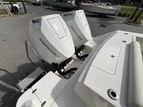 Thumbnail von Boston Whaler 330 Outrage