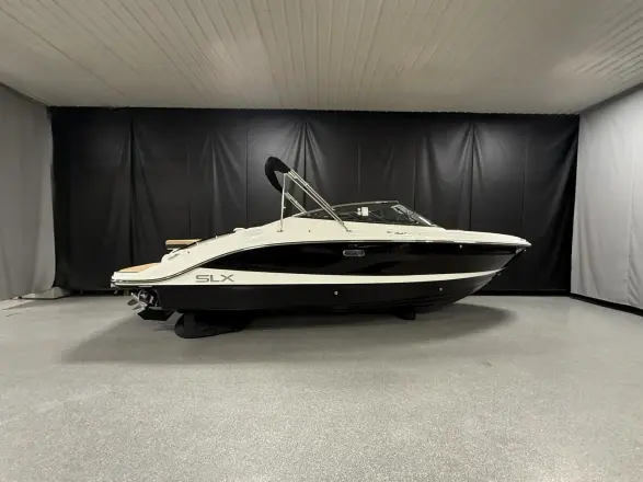 Sea Ray SLX 260 