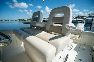 Thumbnail von Boston Whaler 330 Outrage