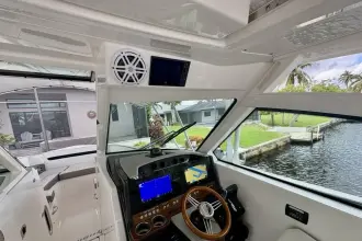 Thumbnail von Tiara Yachts 34LX