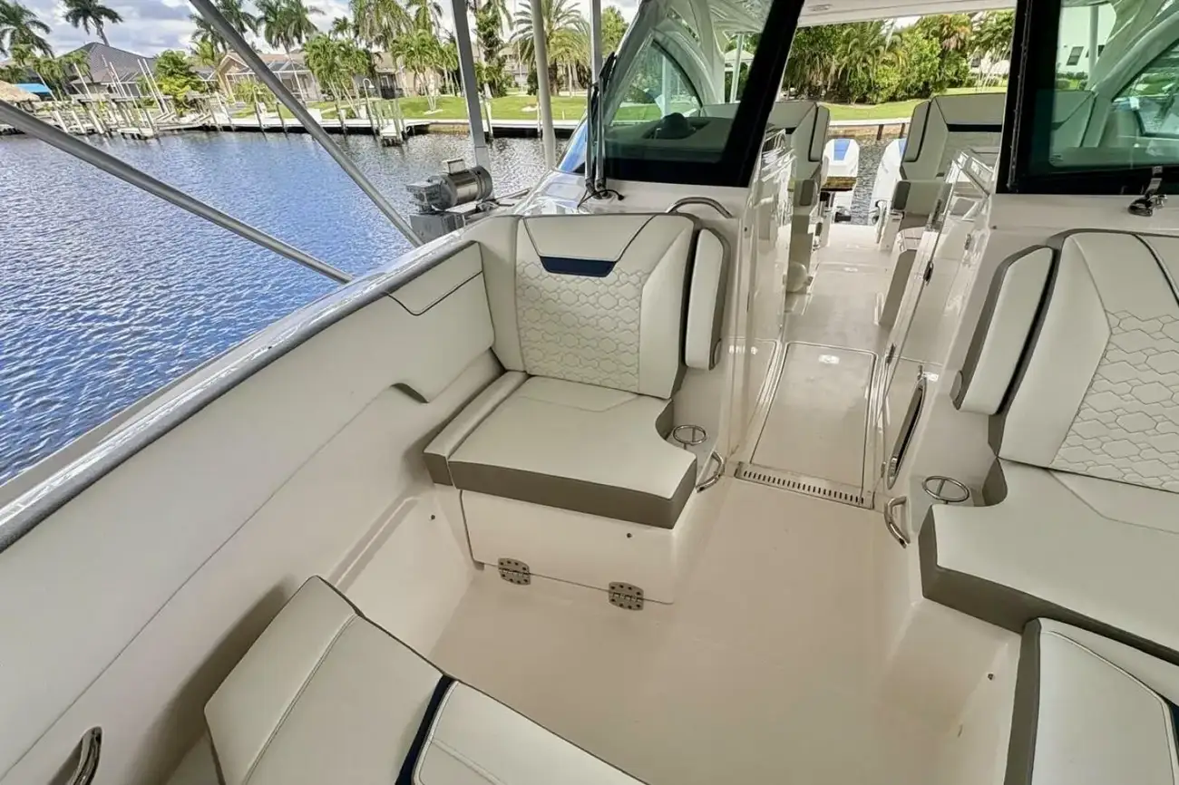 Thumbnail von Tiara Yachts 34LX