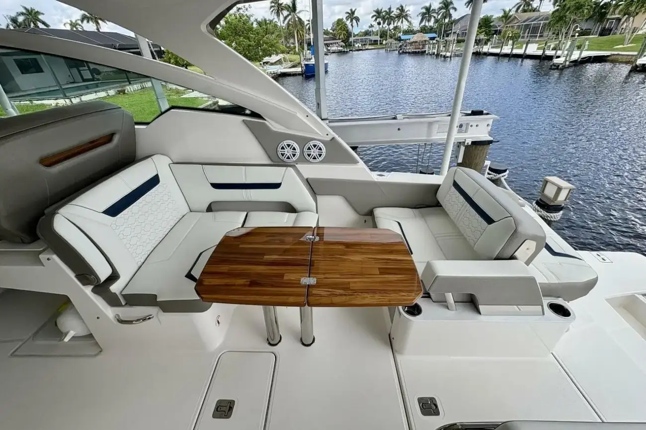Thumbnail von Tiara Yachts 34LX