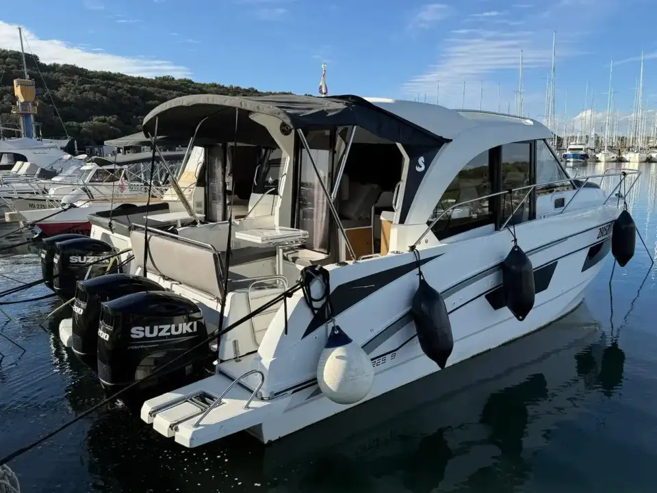 Beneteau Antares 9 06-00696