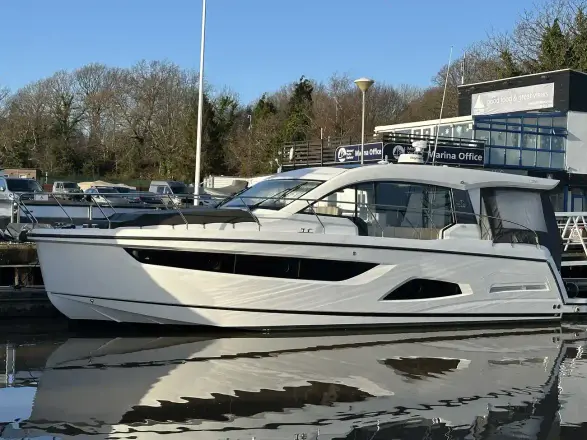 Sealine C390 just arrived at TBS Hamble