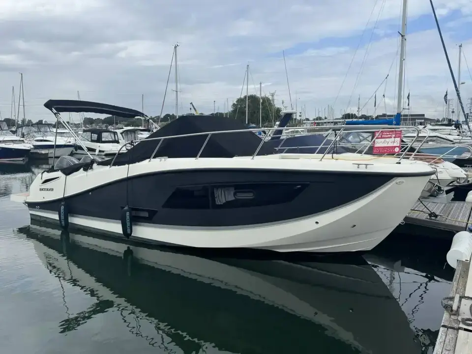 Quicksilver Activ 875 Sundeck
