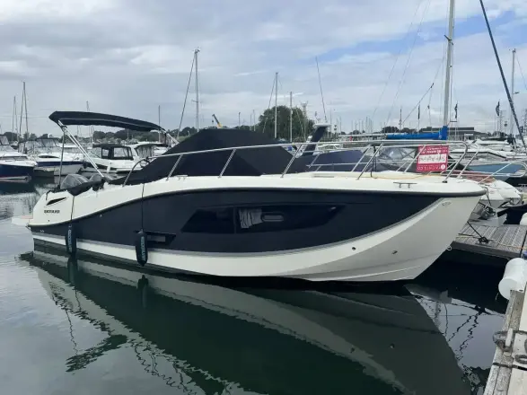 Quicksilver Activ 875 Sundeck