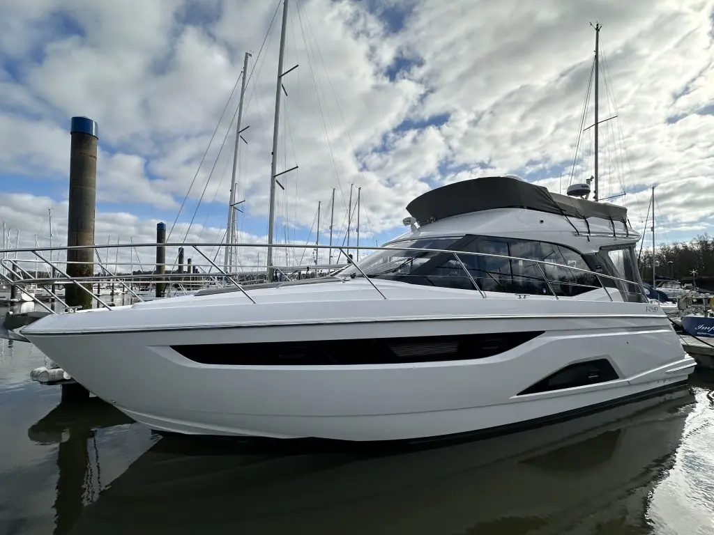 Bavaria R40 Fly Mollie