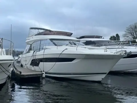 Jeanneau 520 flybridge