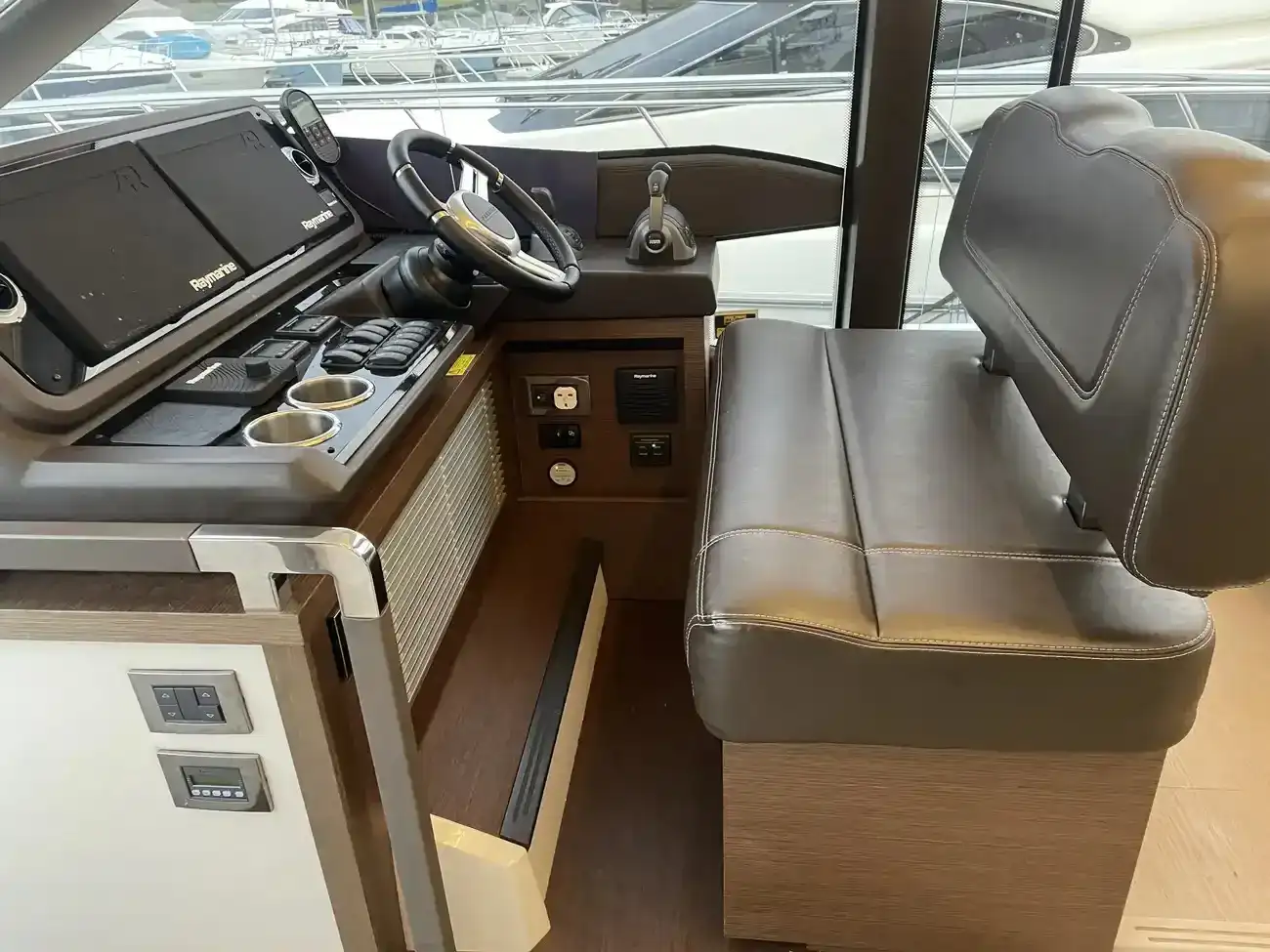 Thumbnail von Jeanneau 520 flybridge