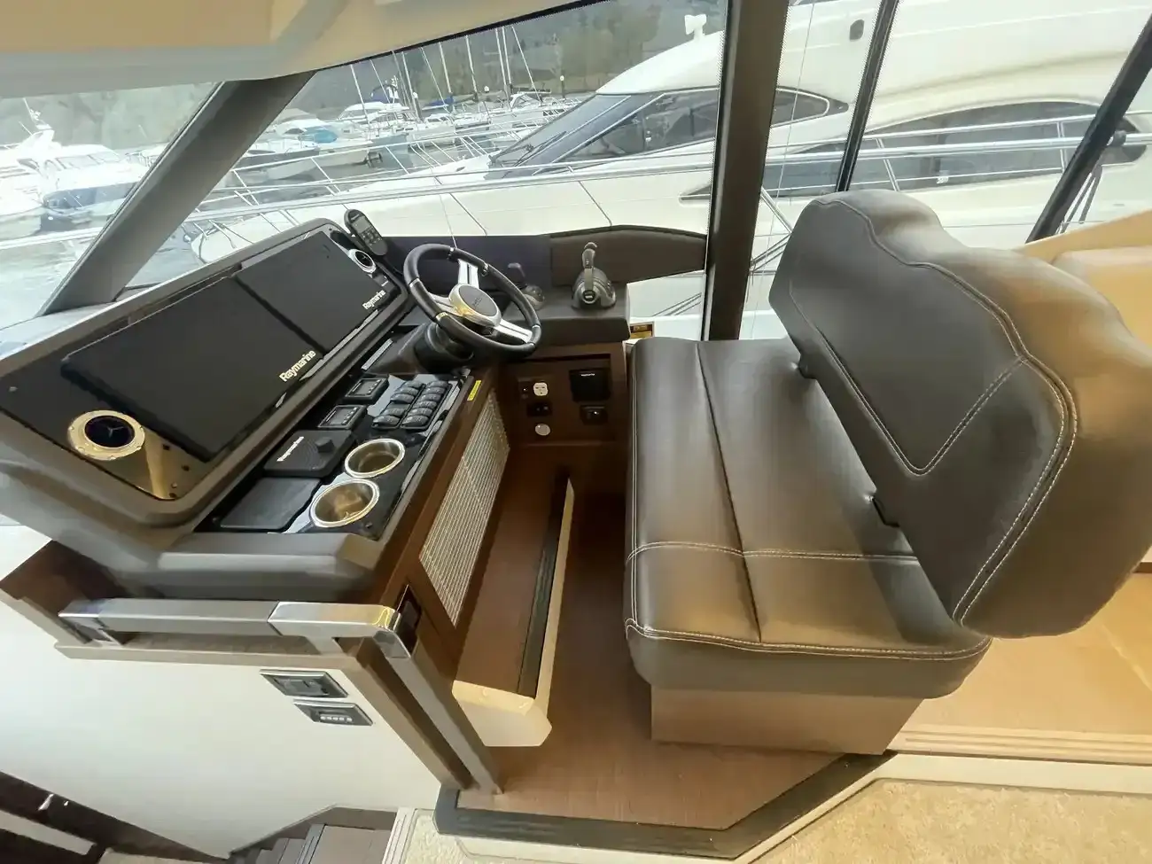 Thumbnail von Jeanneau 520 flybridge