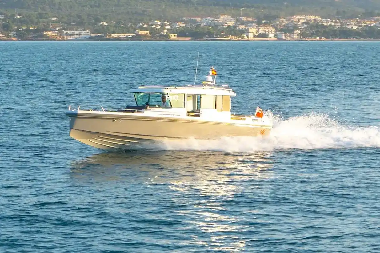 Axopar 37 XC Cross Cabin