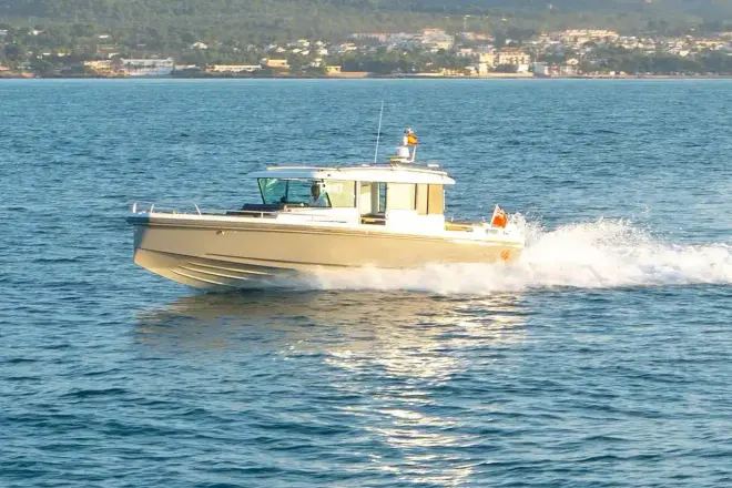 Axopar 37 XC Cross Cabin