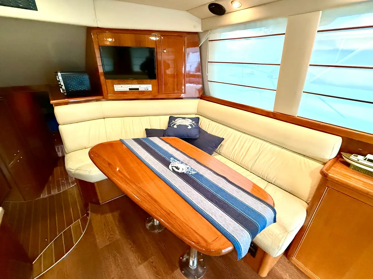 Thumbnail von Riviera 42 Flybridge