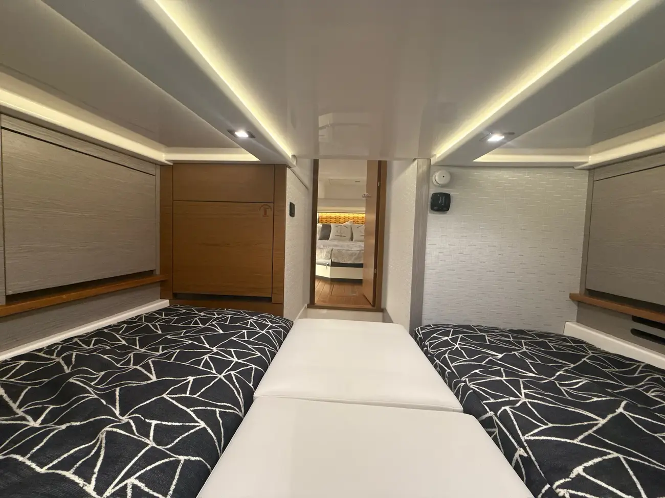 Thumbnail von Tiara Yachts 48LS