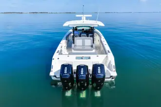 Thumbnail von Boston Whaler 380 Outrage
