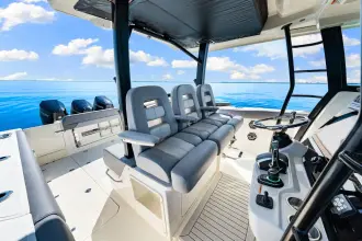 Thumbnail von Boston Whaler 380 Outrage