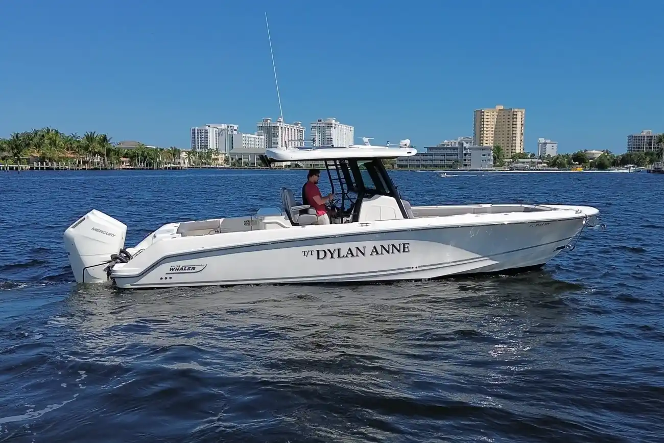 Thumbnail von Boston Whaler 330 Outrage