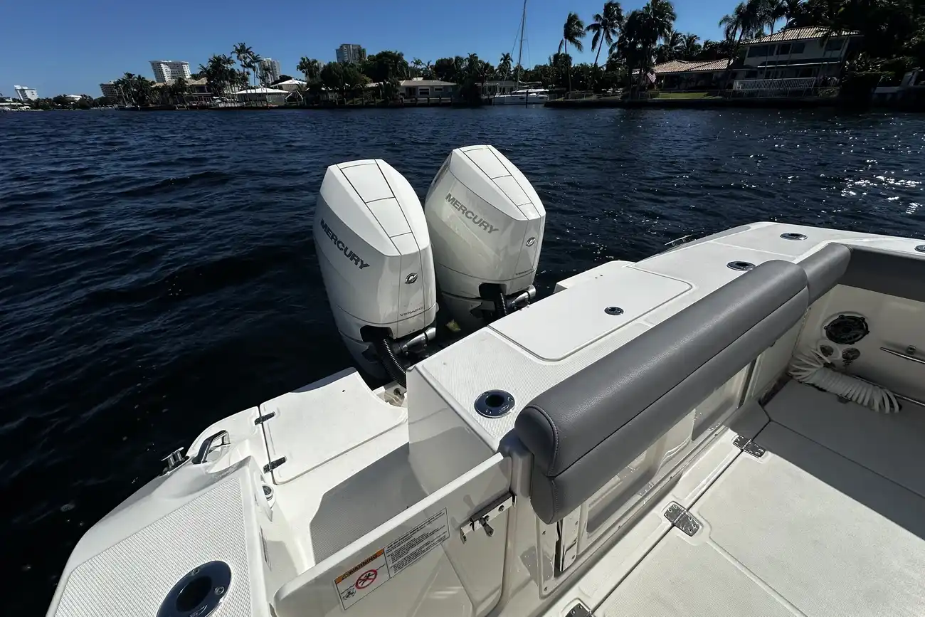 Thumbnail von Boston Whaler 330 Outrage