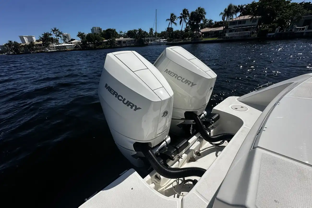 Thumbnail von Boston Whaler 330 Outrage