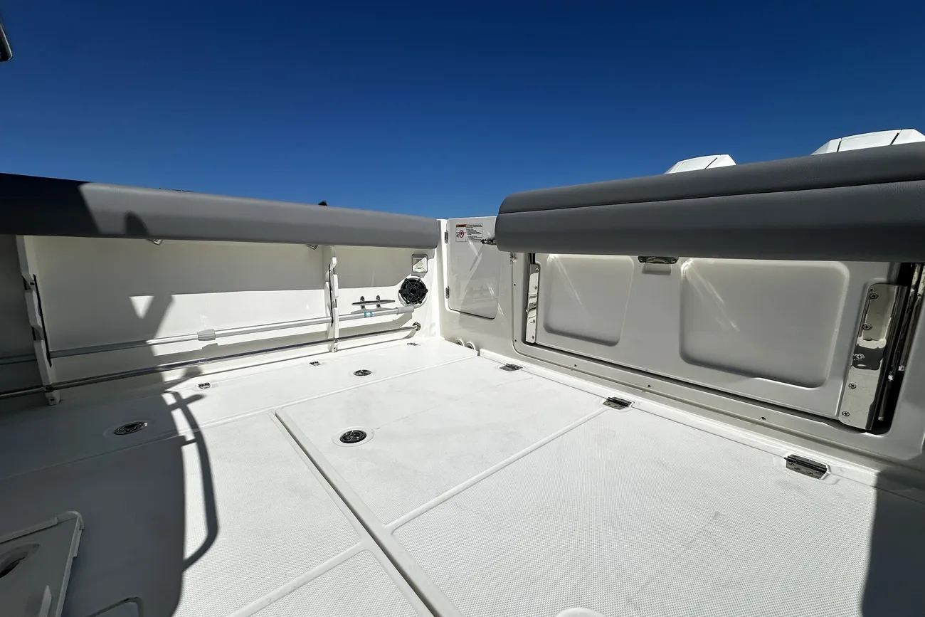 Thumbnail von Boston Whaler 330 Outrage