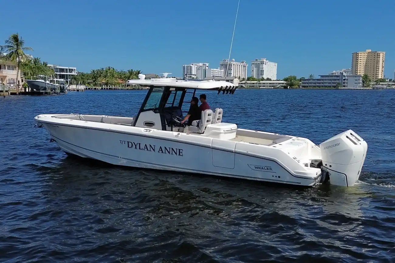 Thumbnail von Boston Whaler 330 Outrage