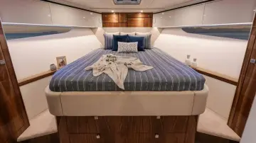 Thumbnail von Riviera 6800 Sport Yacht