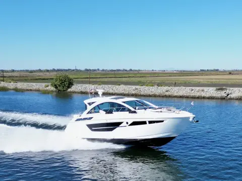 Cruisers Yachts 50 Cantius