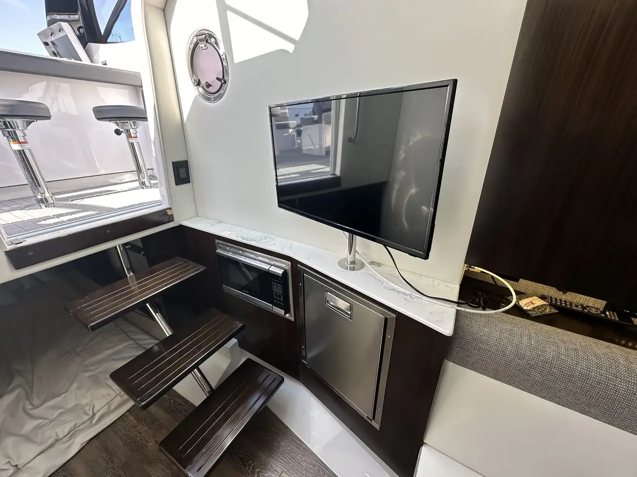 Thumbnail von Cruisers Yachts 38 GLS OB