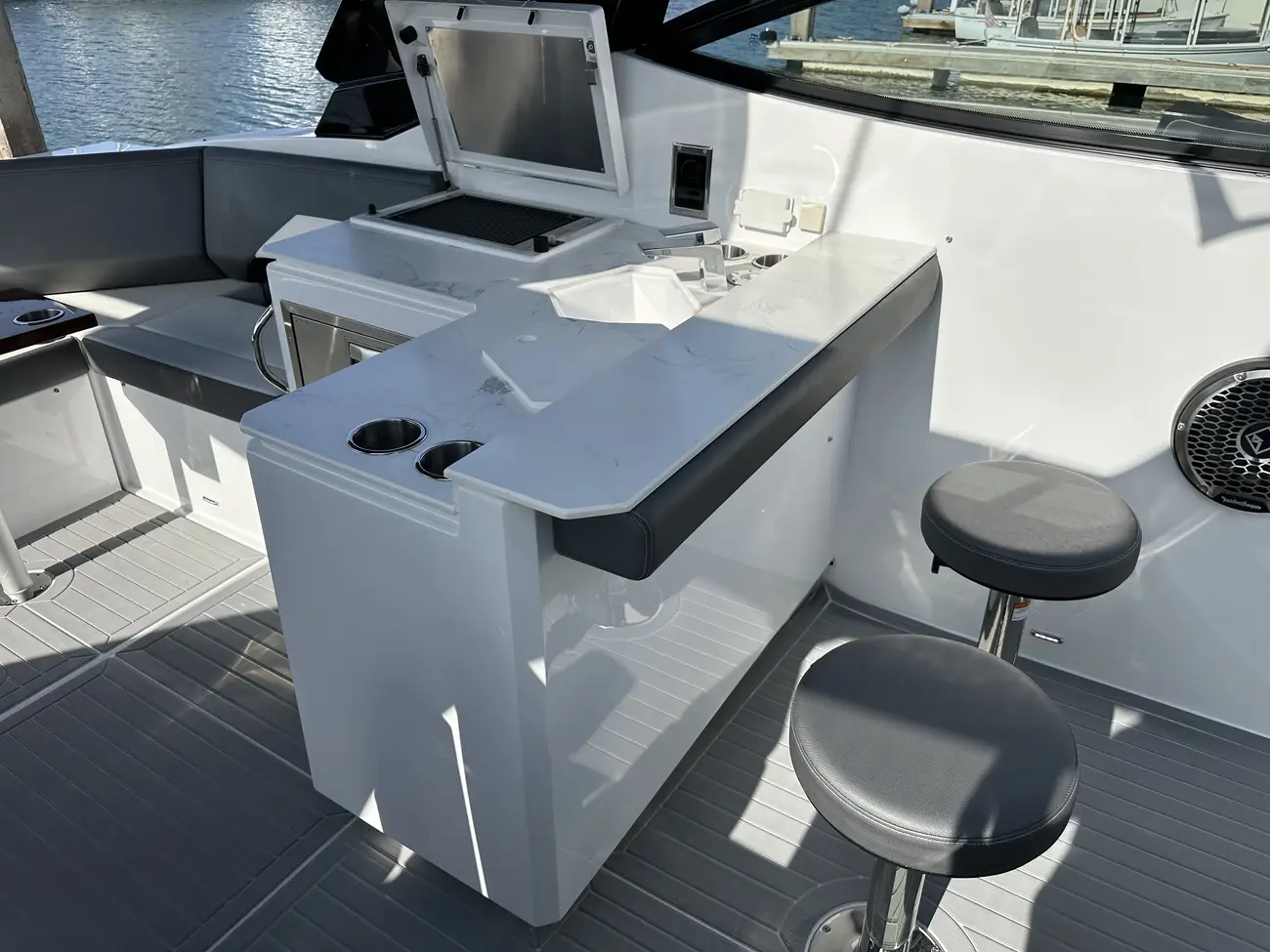 Thumbnail von Cruisers Yachts 38 GLS OB