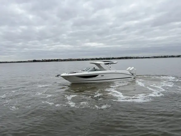 Sea Ray SLX 350 z silnikiem zewnętrznym