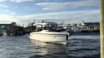 Thumbnail von Cruisers Yachts 38 VTR