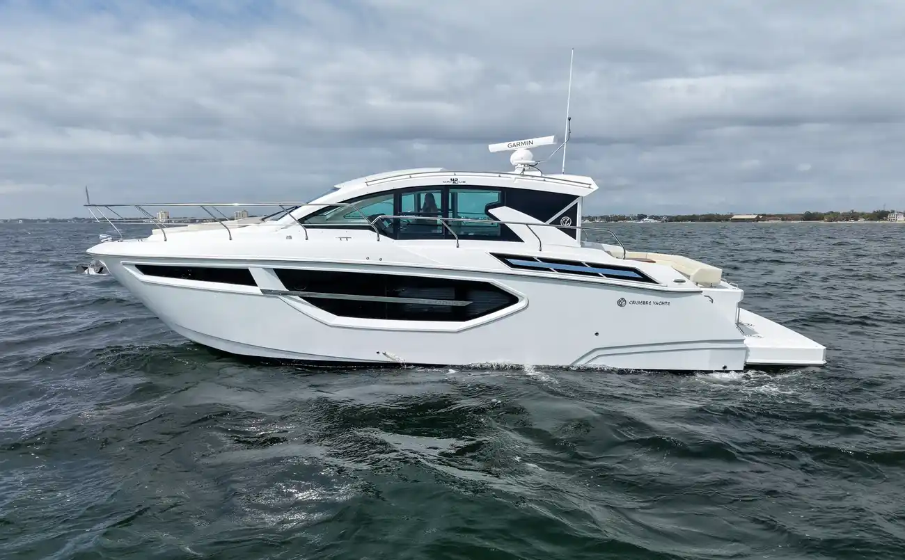Cruisers Yachts 42 Cantius