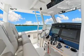 Thumbnail von Boston Whaler 380 Outrage