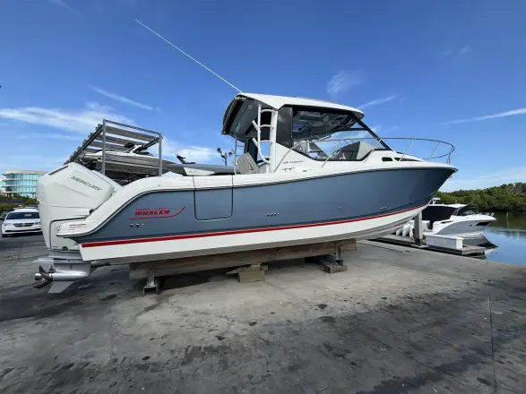 Boston Whaler 325 Conquest