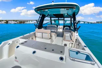 Thumbnail von Boston Whaler 330 Vantage