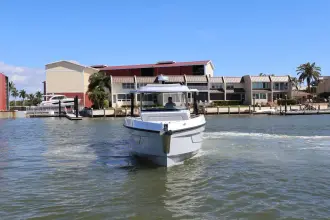 Thumbnail von Cruisers Yachts 38 VTR